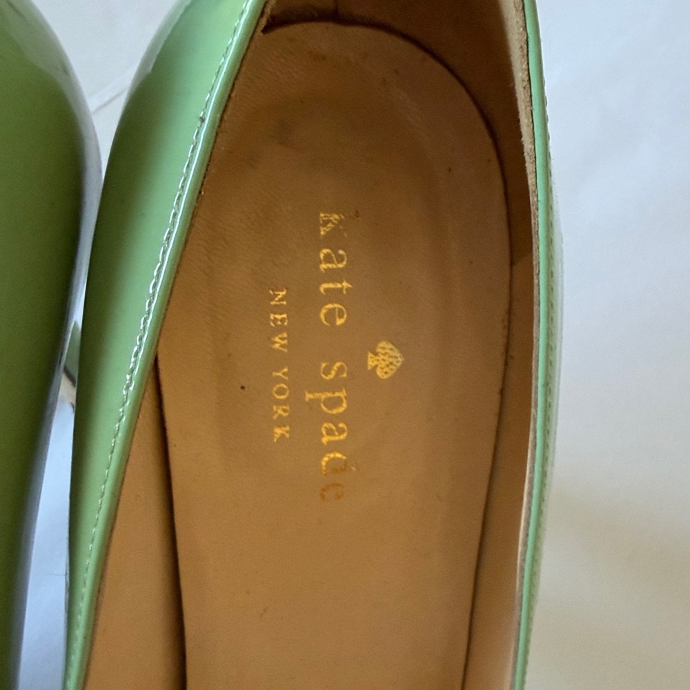 Kate Spade ‘Karolina’ pumps in seafoam with gold bow Size 6 Made in Italy - Picture 5 of 8